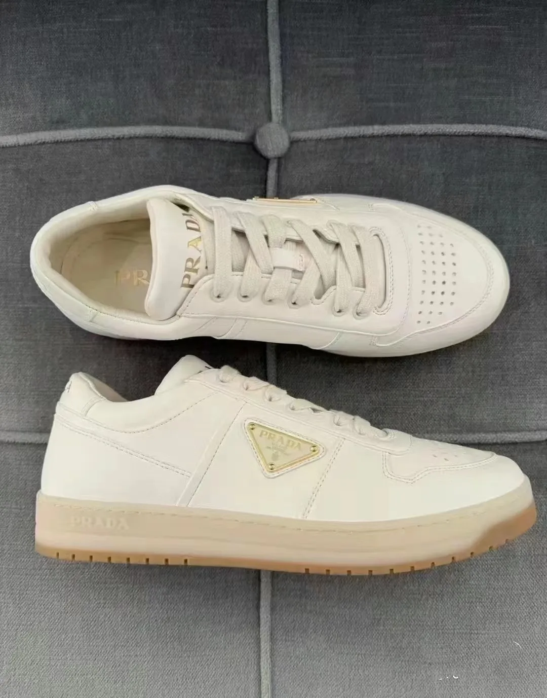P380 Yuan 38-45 Prada Prada’s new men’s leather sports shoes, the highest version on the market, any comparison is welcome🆚! The original leather has excellent texture and is super high-end! Fetal sheep net lining imported from Italy, removable pad! Luxurious materials and fine workmanship, highly recommended!